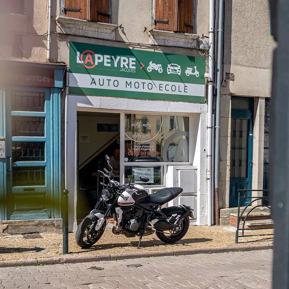 Façade du centre Lapeyre de Castres avec une moto école garée devant