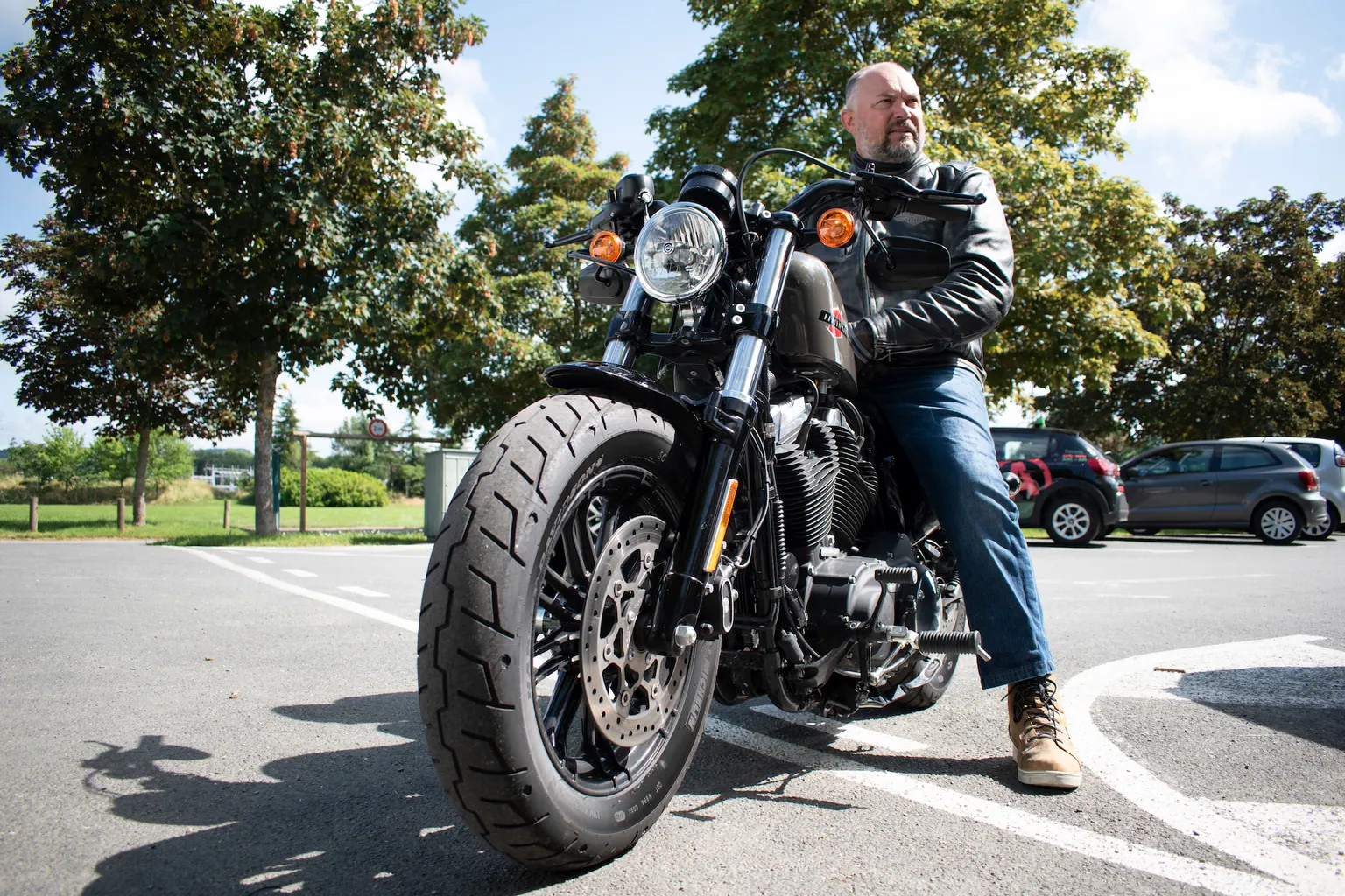 Motard sur une moto de grosse cylindrée, casque et blouson de protection