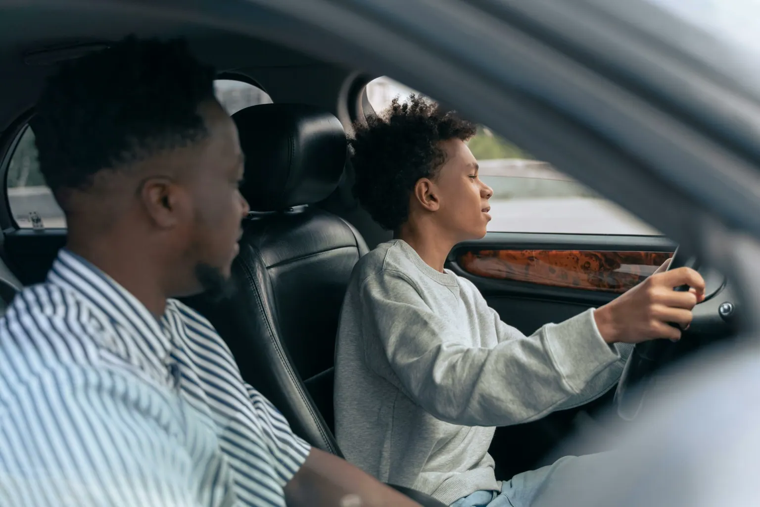 Père remettant les clés de la voiture à son fils