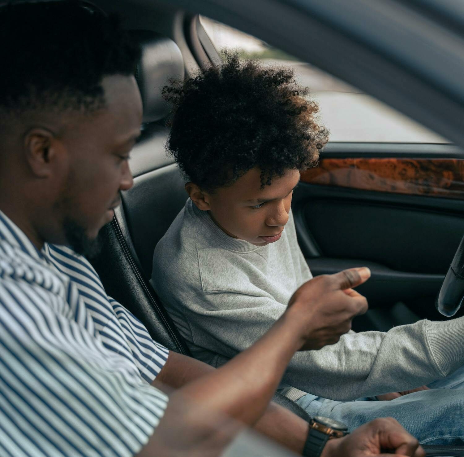 Père et fils contrôle voiture